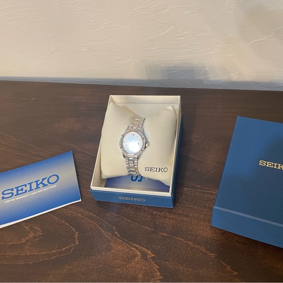 Seiko Silver & Gold Two-Toned Women’s Watch - Crystal Accents SUR 876 - Picture 4 of 7